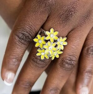 Paparazzi Ring - Blooming Bouquets 💛 Yellow